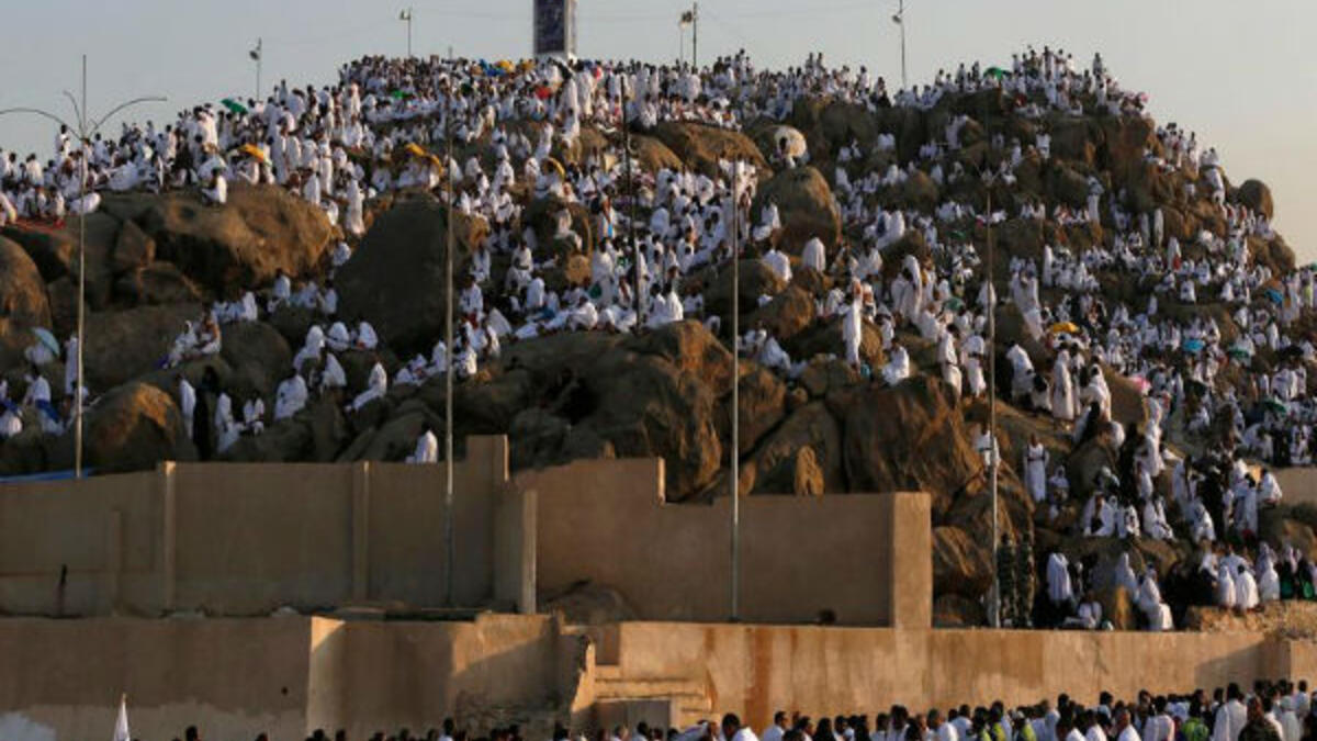 سبب تسمية عرفة بهذا الاسم؛ أن أبو البشر آدم التقى مع حواء وتعارفا بعد خروجهما من الجنة في هذا المكان ولهذا سمي بعرفة، والثانية أن جبريل طاف بالنبي إبراهيم فكان يريه مشاهد ومناسك الحج فيقول له: "أعرفت أعرفت؟" فيقول إبراهيم: "عرفت عرفت"ولهذا سميت عرفة.