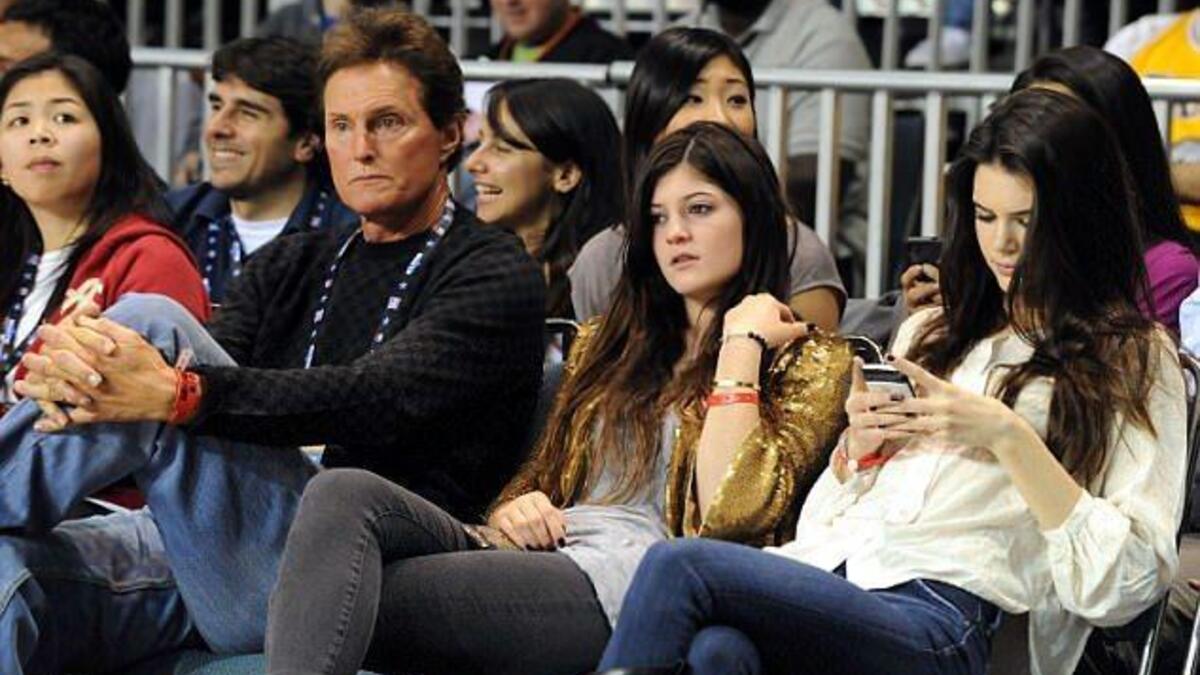 كاتلين جينر (67 عامًا) هو الأب ذاته بروس جينر الذي قرر بعد 3 زواجات وانجاب 6 أبناء أن يتحول إلى امرأة فلديه من زوجته كريس (كايلي وكيندال) وقبلها (برندون وبرودي وبيرت وأختهم كيسي)