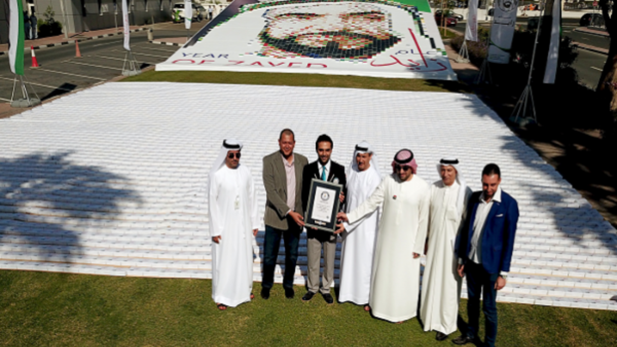 سجلت هيئة الصحة بدبي رقمًا قياسيًا في موسوعة "غينيس"، بتشكيلها أطول مسار تم إعداده بصناديق الإسعافات الأولية.