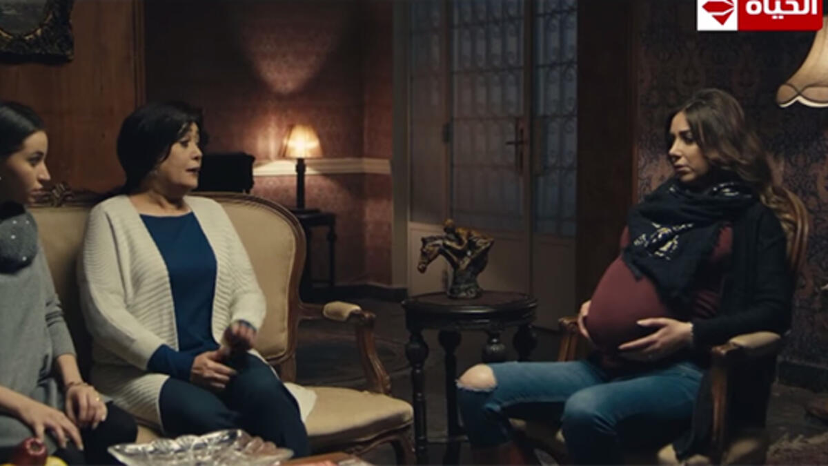 ظهرت الفنانة التي تؤدي دور زوجة الفنان أمير كرارة في كلبش 2 حامل بشكل غريب ومبالغ فيه مما عرض المشهد لموجة من السخرية