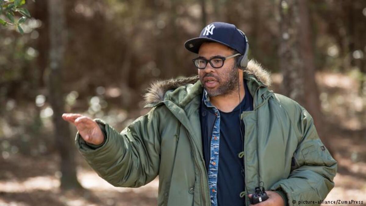 فاز جوردان بيل بجائزة أفضل سيناريو أصلي عن فيلم "Get out". ويتناول الفيلم العلاقات بين الأعراق في الوقت الحالي.