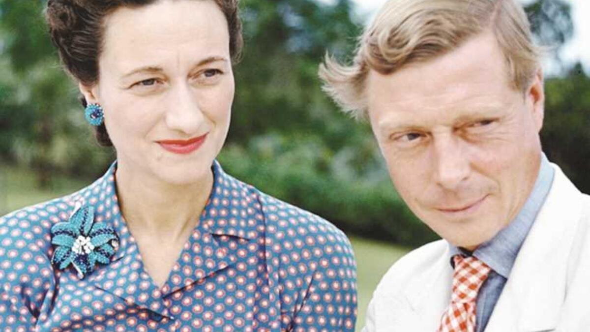 ففي السابق ضحّى الملك إدوارد الثامن بعرشه، وتخلت مارغريت شقيقة الملكة إليزابيث عن حبها، غير أن زواج الأمير هاري بمطلقة لم يعد عائقًا يحول دون استمراره كفرد في العائلة المالكة، فأخيرًا أصبح من حق أفراد الأسرة المالكة أن يتبعوا قلوبهم.