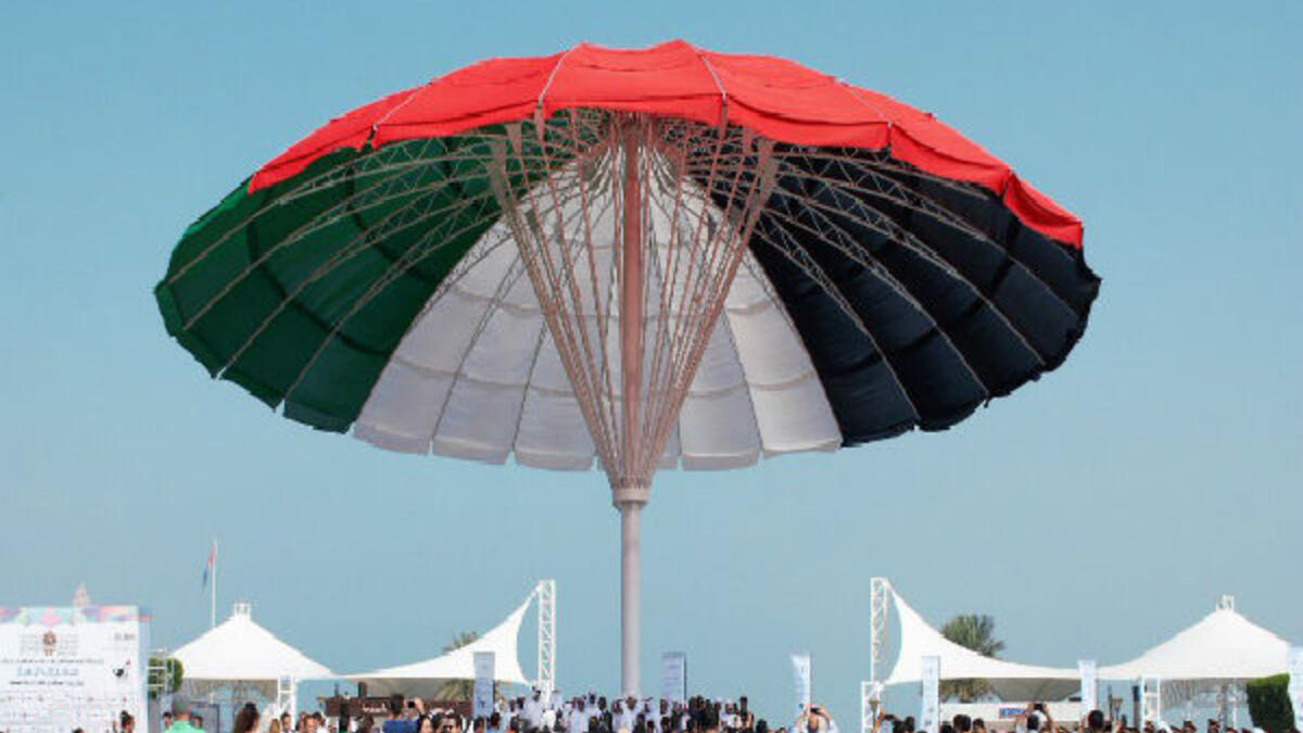 دخل كورنيش أبو ظبي "غينيس" بإطلاق أكبر مظلة في العالم وصل قطرها إلى 24.45 متر محطمةً الرقم القياسي السابق المسجل في الصين بـ22.90 متر.