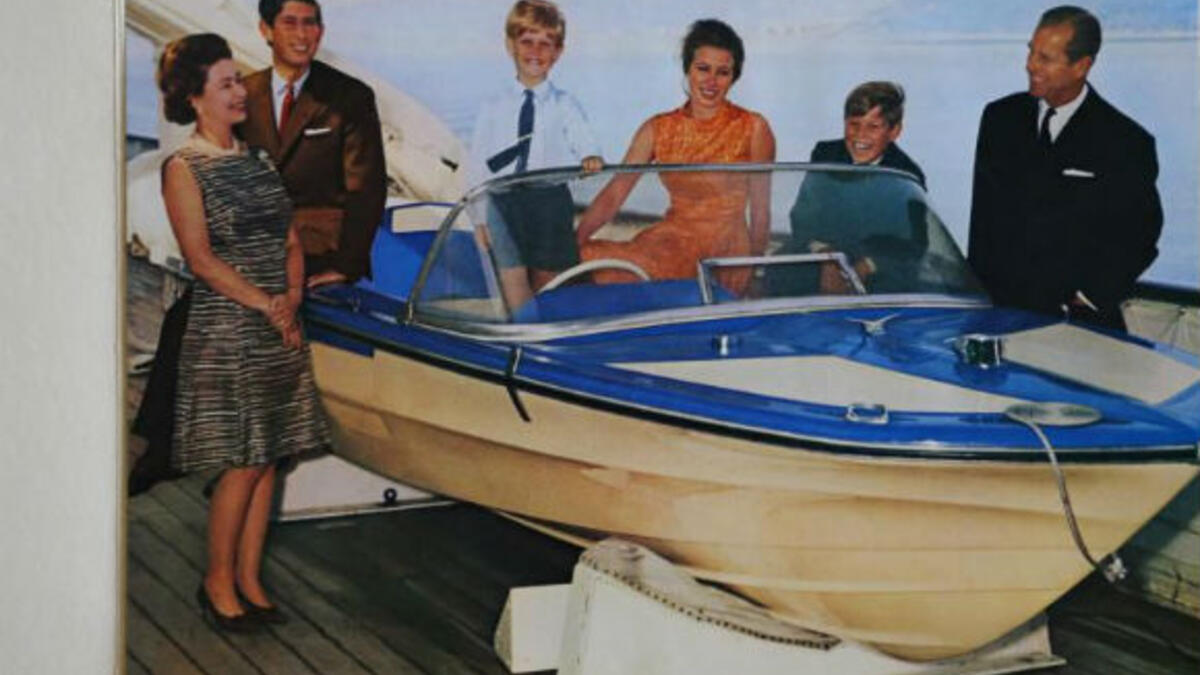 عام 1969: كانت البطاقة تحمل الكثير من ضحكات أفراد العائلة المالكة خلال عطلتهم السنوية على أحد القوارب السريعة.