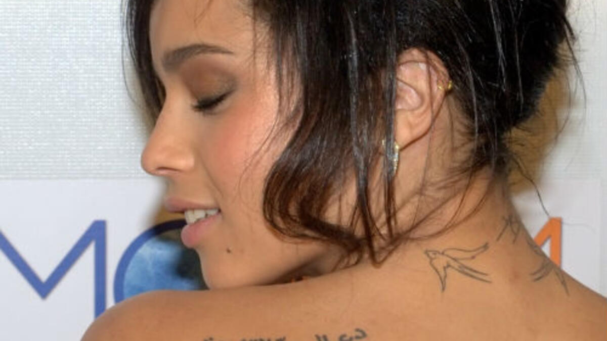 الممثلة زوي كرافيتز اختارت اللغة العربية لتزين جسدها، وكتبت على كتفها جملة خاطئة (دع الحب القاعدة) والصحيح (دع الحب قاعدة)