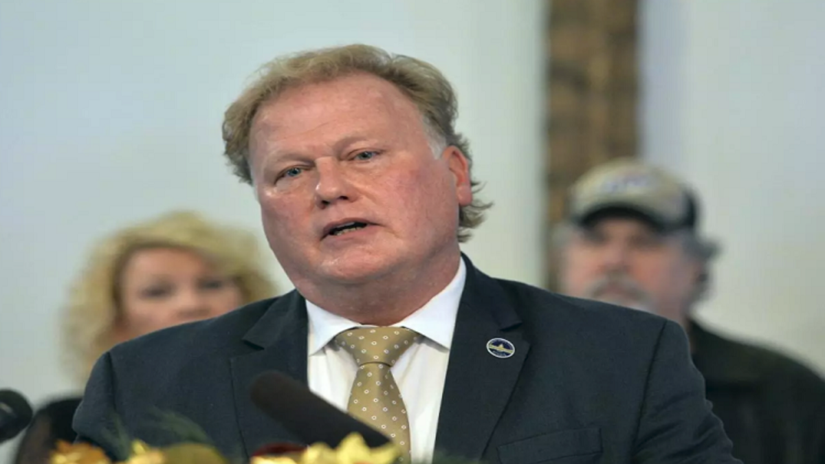 أقدم السيناتور الأمريكي الجمهوري دان جونسون، على الانتحار نهاية العام الماضي، بعد اتهامه بالاعتداء جنسيا على فتاة عمرها 17 عاما.