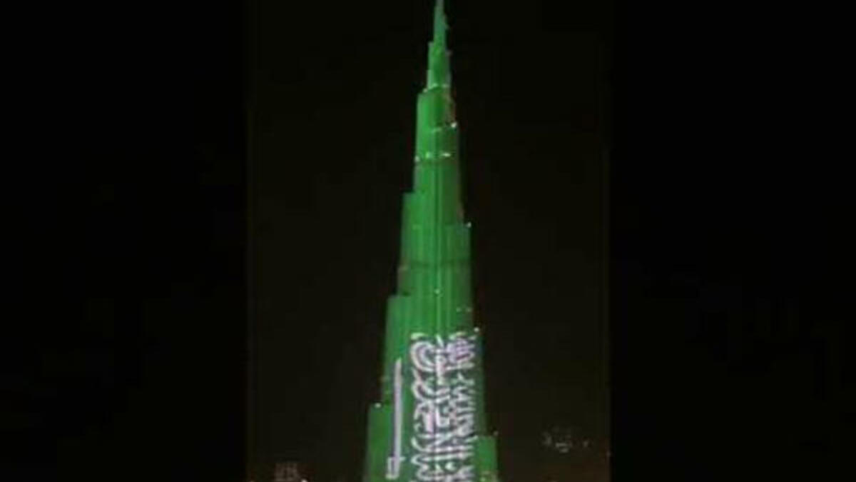 توشَّح برج خليفة في دبي بالعَلَم السعودي احتفالاً باليوم الوطني السعودي 88.