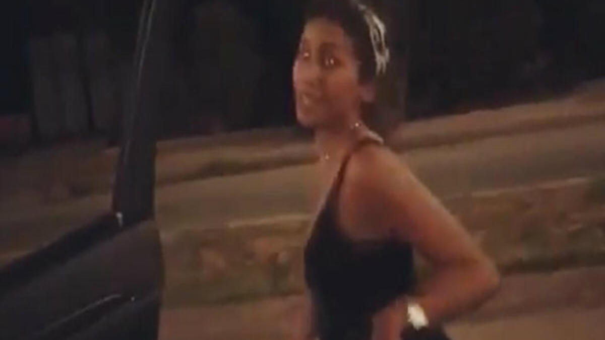 اختارت الفنانة المصرية دينا الشربيني أن تخوض تحدي kiki على أغنية عمرو دياب "شوقنا" لتشعل بها مواقع التواصل. الاجتماعي.