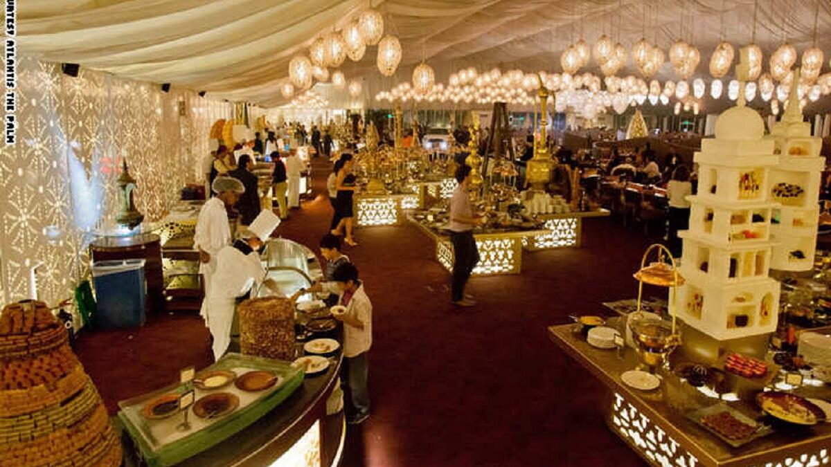 "الإمارات" تعتبر المجاهرة بالإفطار في رمضان من الجرائم الماسة بالعقائد والشعائر الدينية، ويعاقب عليها بالحبس مدة لا تزيد عن شهر أو بغرامة لا تتجاوز 2000 درهم(544$).