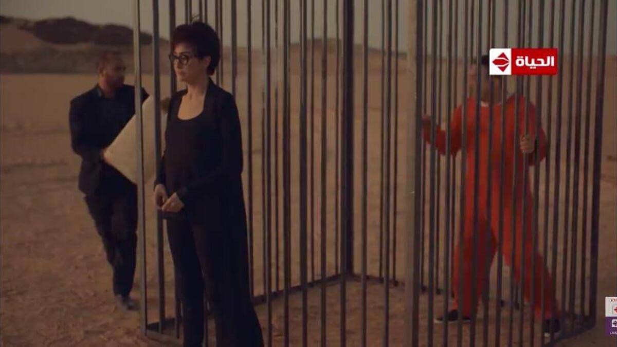 أثار مشهدٌ من مسلسل "ضد مجهول" الذي قدمت بطولته الفنانة المصرية، غادة عبدالرازق وهي تنتقم لمغتصب إبنتها بنفس الطريقة التي أعدم بها تنظيمُ "داعش" الطيار الأردني معاذ الكساسبة، غضباً واسعاً لدى الأردنيين
