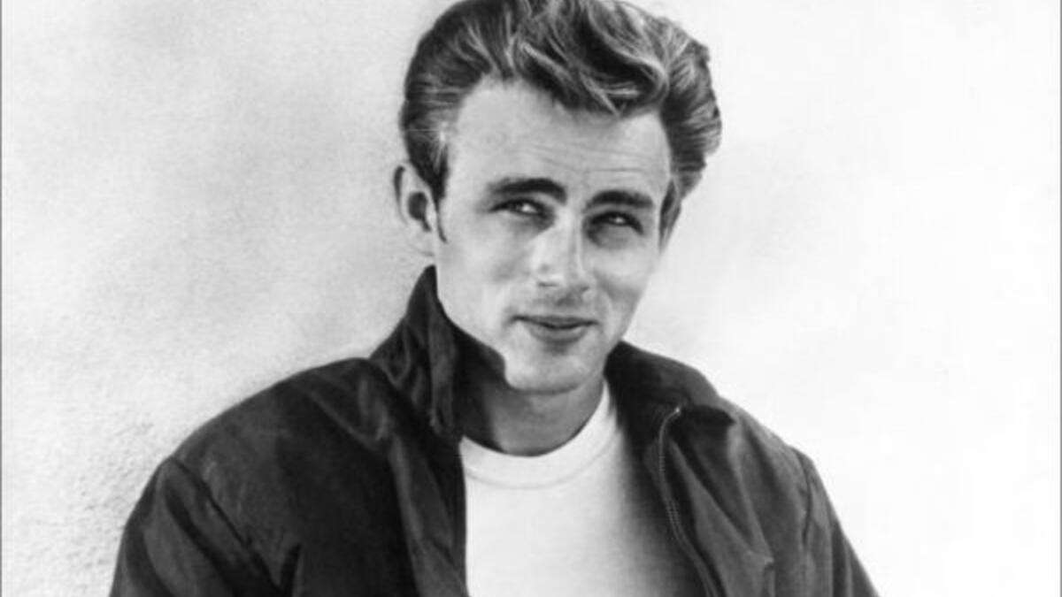 توفي نجم هوليوود "جيمس دين" في العام 1955 عندما كان يقود سيارته البورش واصطدم بسيارة أخرى وجهًا لوجه.