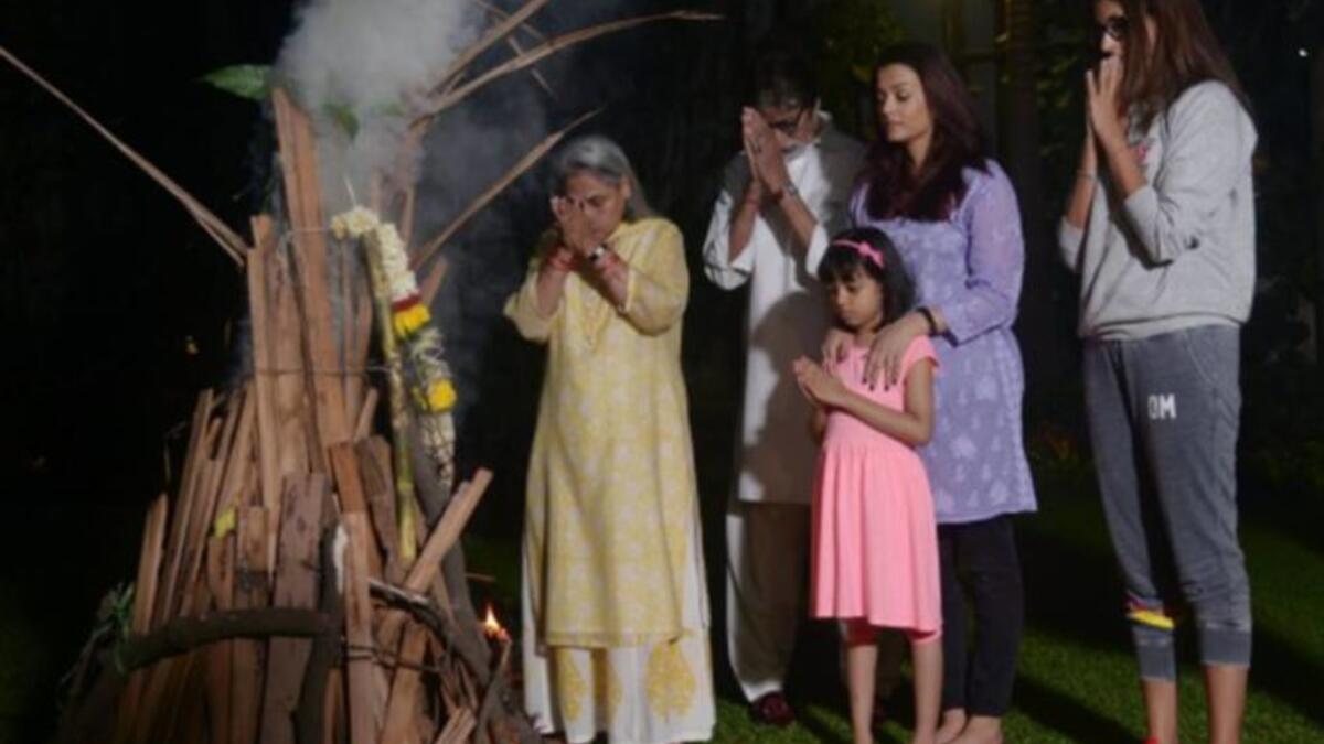 بدأ النجم الهندي الكبير أميتاب بتشان، اليوم الجمعة، الاحتفال مع أفراد أسرته بيوم الـ"هولي"، أو بداية موسم الحصاد وخصوبة الأرض.