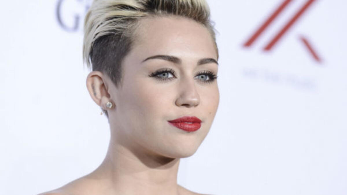 مايلي سايرس: تعرضت للسرقة مرتين أولهما في 2013 حين اقتحم اللصوص منزلها في سان فرناندو بكاليفورنيا وسرقوا مجوهرات بقيمة 100 ألف دولار، والثانية في يناير 2014 عند اقتحام رجل وامرأة منزلها.