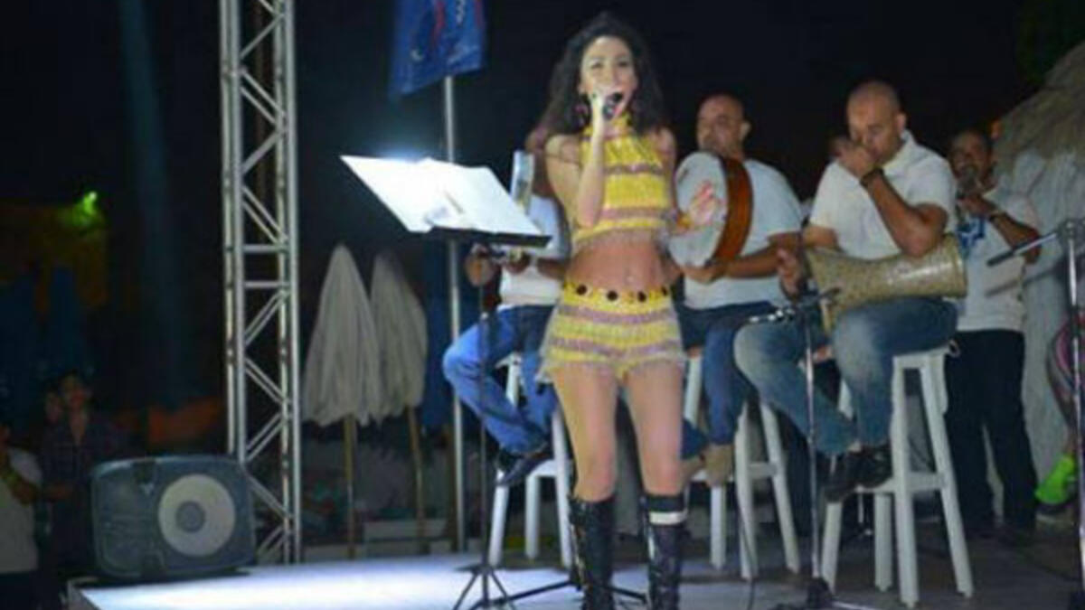 تفاعلت المغنية اللبنانية دوللي شاهين مع جمهور حفلها بالساحل الشمالي، من خلال الرقص أثناء أدائها إحدى أغنياتها لتتصدر قائمة الترند في مصر.