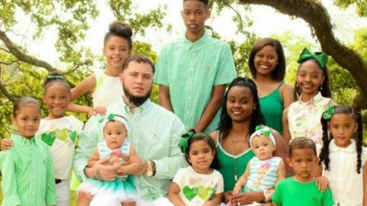 عائلة لديها 11 طفلًا: 8 فتيات و 3 ذكور كل منهم له شكله الخاص الذي يشبه إما الأب أو الأم أو ما بينهما