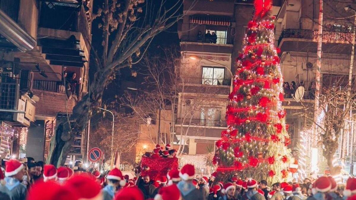 People dressed as Santa Clausand (Jalal Ibrahim Photography, Twitter)