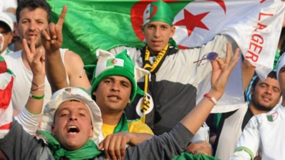 تتميز مباريات الخضر دائماً بالحضور الجماهيري الكبير حتى في التدريبات، ويحرص عشاق "محاربي الصحراء" على رفع الأعلام الفلسطينية دعماً للشعب الفلسطيني، ويرددون في كل مباراة أهزوجة خاصة تسمى "فلسطين الشهداء".