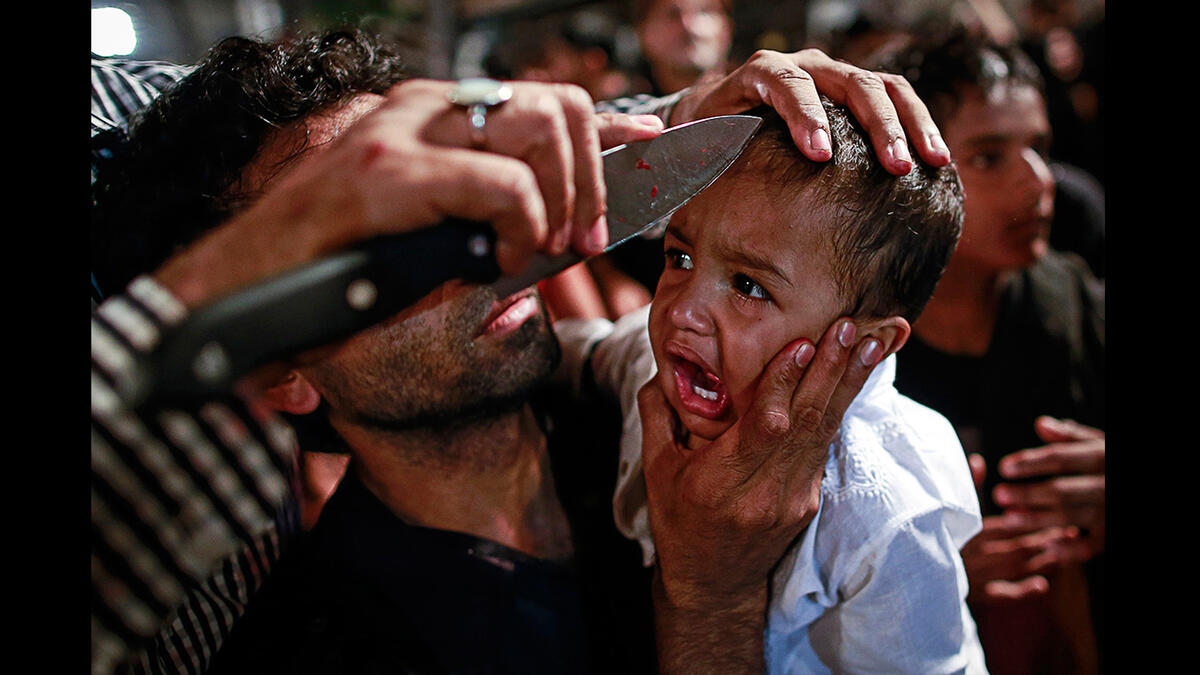 ويقوم الشيعة بإشعال النيران والتي ترمز للحرارة العالية في تلك الصحراء التي مات بها الحسين ويقوم البعض بتمثيل الواقعة وأحداثها والتي أودت بحياة الحسين وآل بيته في نهايتها ، ويقومون بعمل (موكب الحسين) .