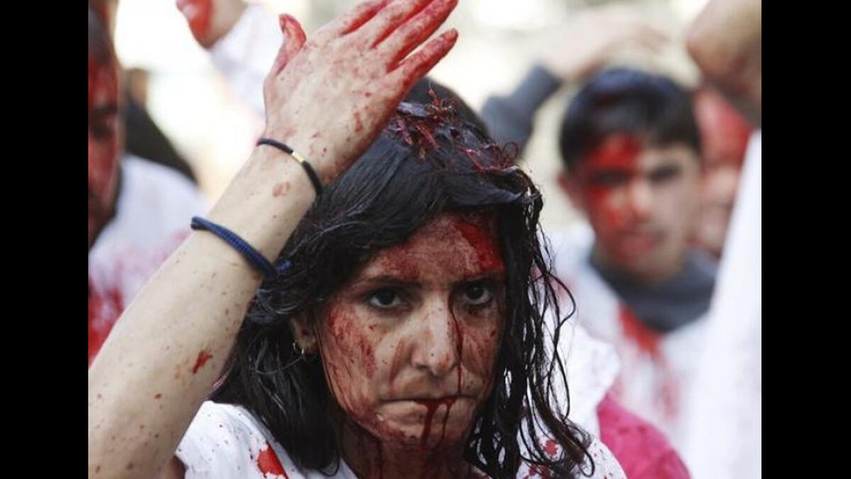 وهناك مجموعة ثالثة يضربون على جبهاتهم ورؤوسهم بالسيوف حتى ينزفوا بغزارة وتحدث النشوة ومجموعة رابعة يرفعون أكفهم عاليا وينزلون بها جلدا على صدورهم بدون استعمال أي أداة. ومجموعة خامسة يضعون التراب فوق رؤوسهم وأجسادهم.