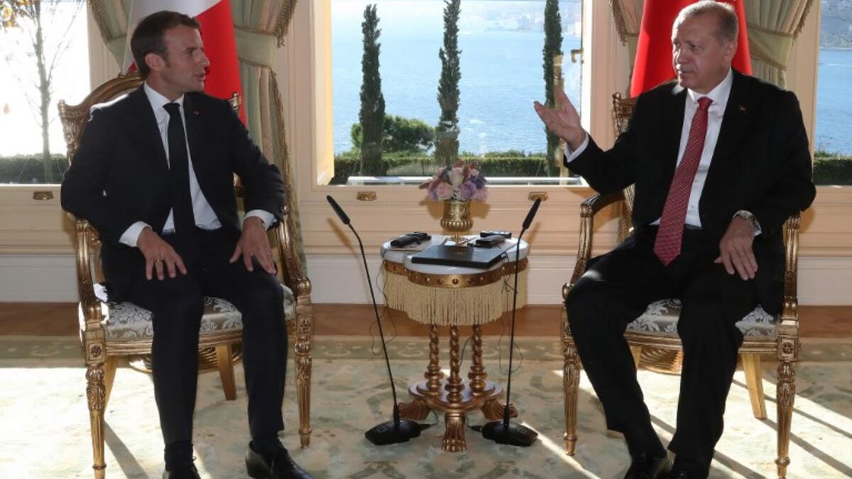 French President Emmanuel Macron (L) speaks with Turkish President Recep Tayyip Erdogan during their meeting at Vahdettin Mansion in Istanbul on October 27, 2018. (Kayhan OZER / AFP / POOL)