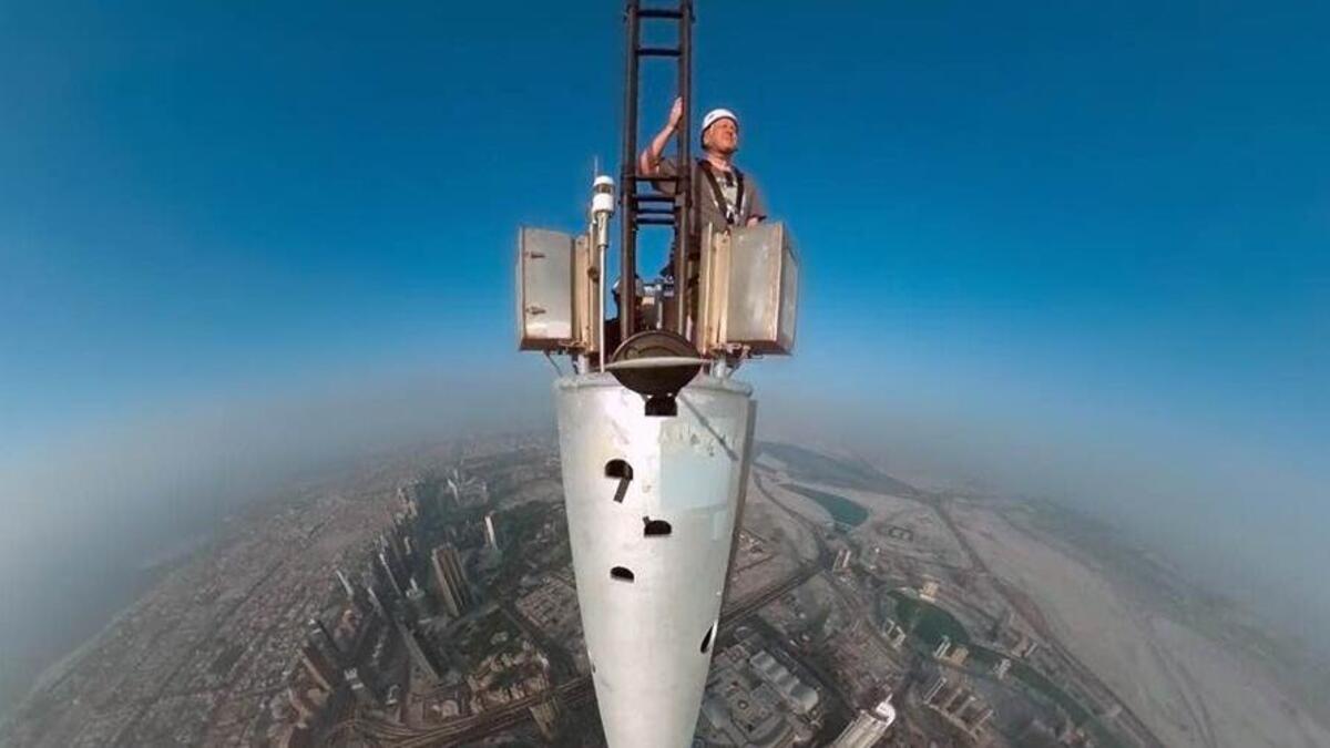 Selfies on Dubai skyscraper (Twitter)