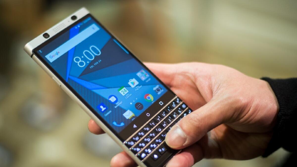 BlackBerry KEYone : 
سيكون مزودًا بلوحة مفاتيح كاملة في عودة إلى البداية، وسيأتي مع شاشة بحجم 5.5 إنش بدقة وضوح 1280 × 720 بيكسل، وسيضم معالجا من كوالكوم من نوع Snapdragon 425، بالإضافة إلى 4 جيجابايت من ذاكرة الوصول العشوائية، مع مساحة تخزين داخلية 32 جيجابايت.