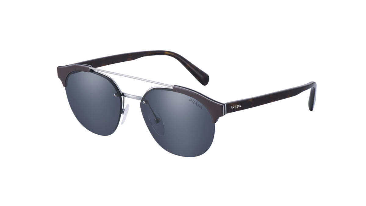 The sunglasses of the new Prada men’s collection reinterpret the brand’s iconic minimalism with a modern attitude. The metal frame is characterised by panto-shaped exposed lenses, joined by an ultra-slim double bridge. Available in Black, Black + Pale Gold, Cocoa + Lead, and Charcoal + Steel.