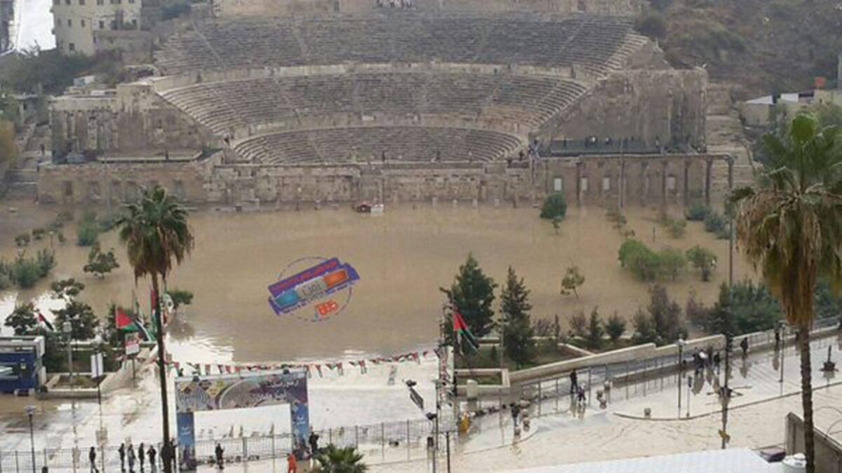 ومن أكثر التعليقات التي لاقت رواجاً في موقع تويتر كان :"ما حد فاهم سياسيات أمانة عمان المغزى من عدم وجود بنيه تحتيه هو تحويل عمان لتصبح مثل البندقية في ايطاليا".