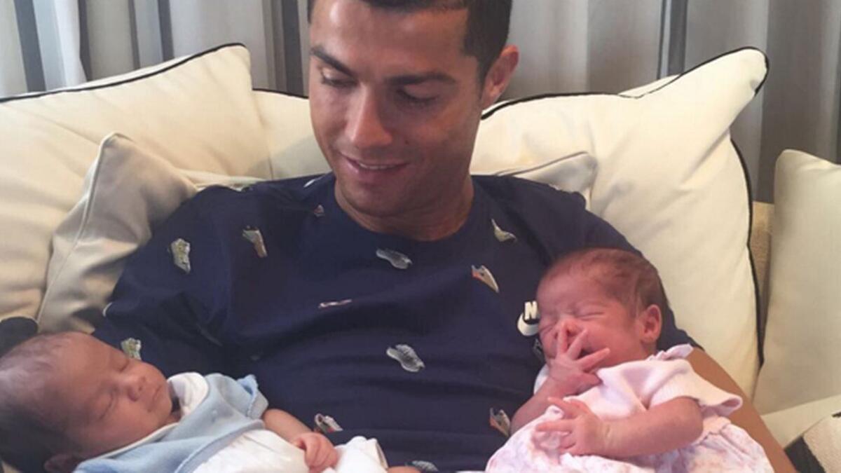 استقبل النجم البرتغالي "كريستيانو رونالدو" توأميه من أم بديلة شهر يونيو عام 2017 وأطلق عليهما اسم ماتيو وإيفا