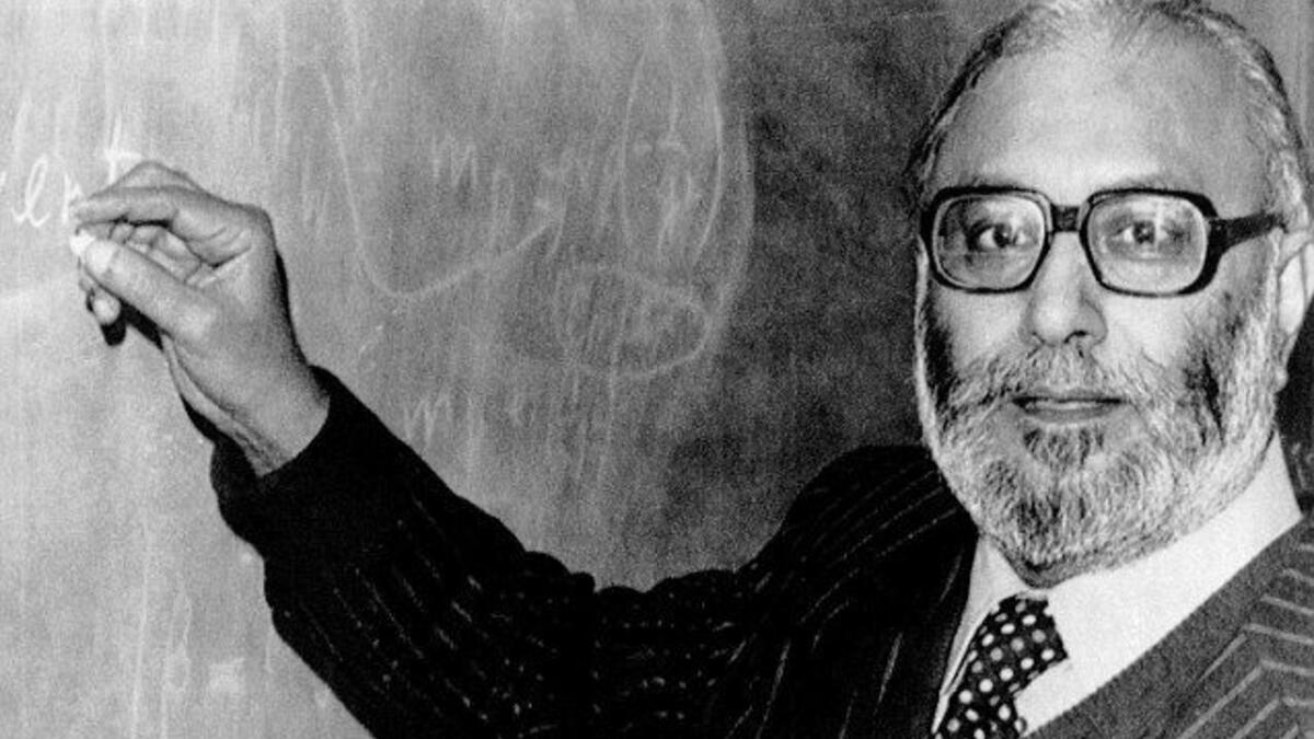 محمد عبد السلام باكستاني وهو أول مسلم يحصل على جائزة نوبل والوحيد في الفيزياء بالمشاركة مع العالم ستيفن وينبيرغ. وقد قام بتطوير نظرية لتوحيد القوى النووية الضعيفة والكهرومغناطيسية، وأوضح أنه من الممكن توحيد القوى النووية القوية مع القوى الثلاث الأخرى.