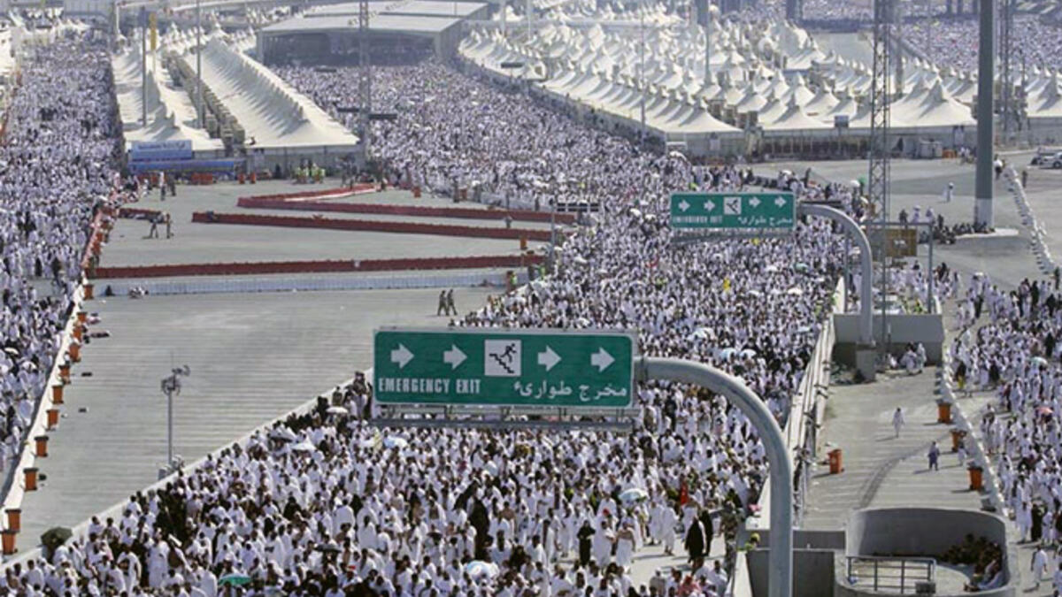 mecca hajj crowd of pilgrims