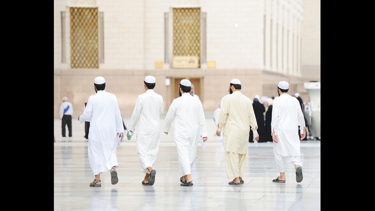 arab men going to pray