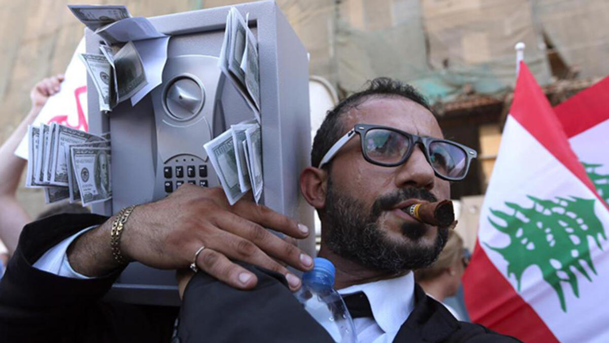beirut protester dressed as a cash machine