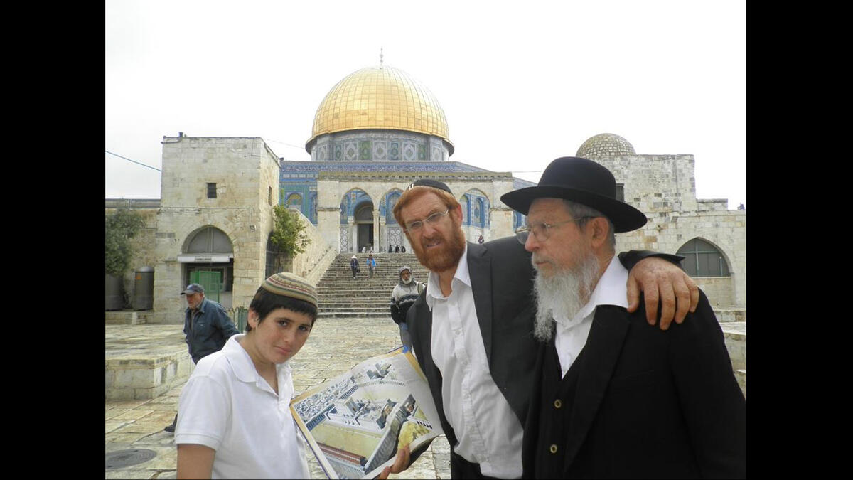 jewish visitors pray at al aqsa