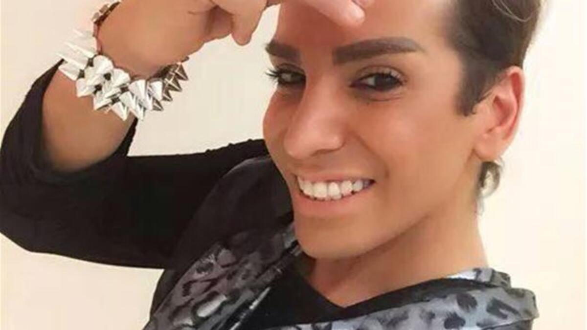 فيفو أو فراس لبناني يعيش أمريكا حيث يمارس عمله هناك كخبير تجميل وموهبة فيفو تتعدّى التجميل فهو يسدي النصائح  يومياً للآلاف من متابعيه على فايسبوك من خلال أمثال شعبية وطريقة فيفو في اللبس واستخدامه المكياج والإكسسوار تثير الشك حول ميوله الجنسية