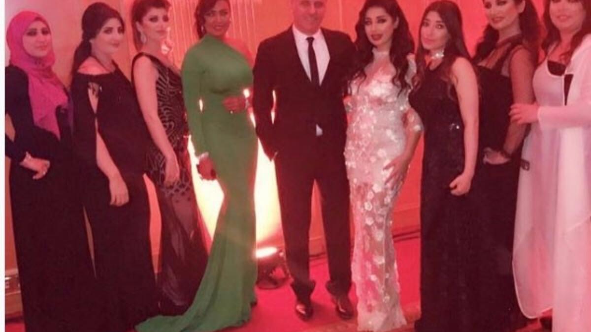 حضرت الفنانة وعد حفل زفاف أحد أصدقائها في بيروت وحرصت على مشاركة متابعيها بأجواء الحفل حيث نشرت صوراً منه وظهرت في الصورة بإطلالة مثيرة ارتدت فيها فستان أخضر ذو كتف واحد ضيق جداً بشكل أبرز منحنيات جسدها بطريقة جريئة.