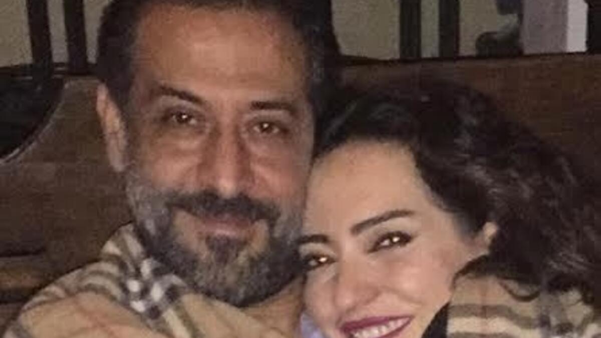 نشرت الفنانة السورية أمل عرفة صورة لها مع طليقها الممثل عبد المنعم عمايري وهو يحتضنها وكتبت معلقة: “مين قال انو الانفصال عداوة؟؟؟ عبووووووود دايمة عالعشا يا احلى رفيق وَيَا أبو البنات وَيَاممثلي المفضل ويبعتلك ايام حلوة ويوفقك بدربك عبود”.