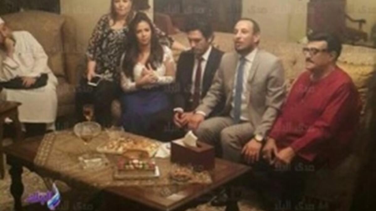 تداول رواد مواقع التواصل الاجتماعي صورة الفنان حسن الرداد والفنانة إيمي سمير غانم أثناء عقد القران ويظهر خلال الصورة حسن الرداد وتجلس بجواره إيمي سمير غانم وبجوارها والدتها الفنانة دلال عبد العزيز بينما يجلس الفنان سمير غانم بجوار الشيخ رمضان عبد المعز.