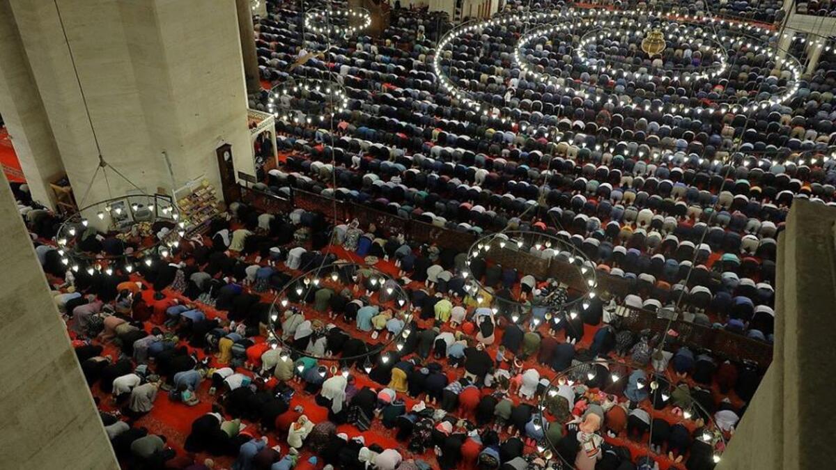 مسلمون تركيا يحيون ليلة القدر