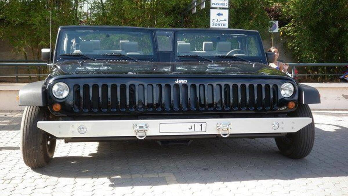 السيارات في دبي من أفضل ما يمكن أن تراها أو تشتريها حول العالم، وأغربها أيضاً، ابتداءً من السيارات الطويلة والعملاقة إلى السيارات المصنّعة من الذهب والجواهر.