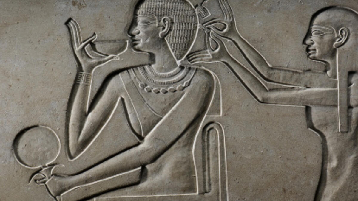 استحوذت العناية بالشعر على اهتمام الرجال والنساء في حضارة مصر القديمة فبينما كان تهذيب الشعر علامة على التطور والنظافة، كانت إطالة الشعر  علامة على القذارة والهمجية. ولما غزا الرومان مصر انحدرت الحلاقة لأن الغزاة كانوا يجدون في إطالة الشعر علامة على القوة.