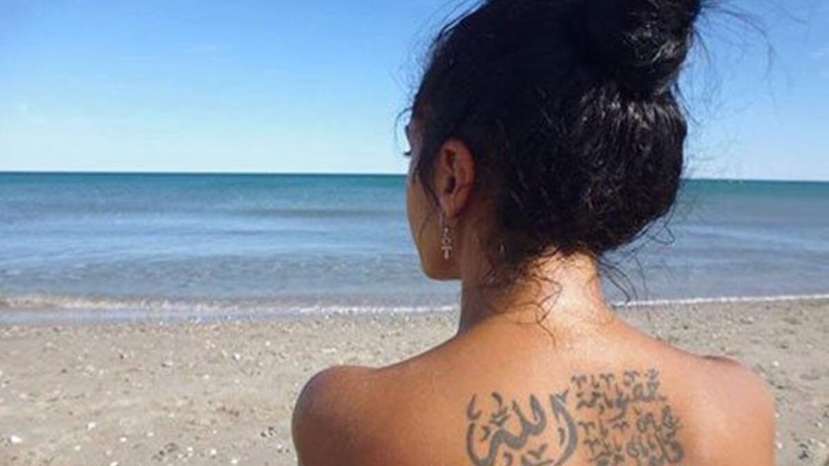 تعرضت الفنانة المصرية دنيا مسعود لموجة من الانتقادات بسبب التاتو الذي رسمته على ظهرها وكان يضم عبارة "خصومة قلبي مع الله"