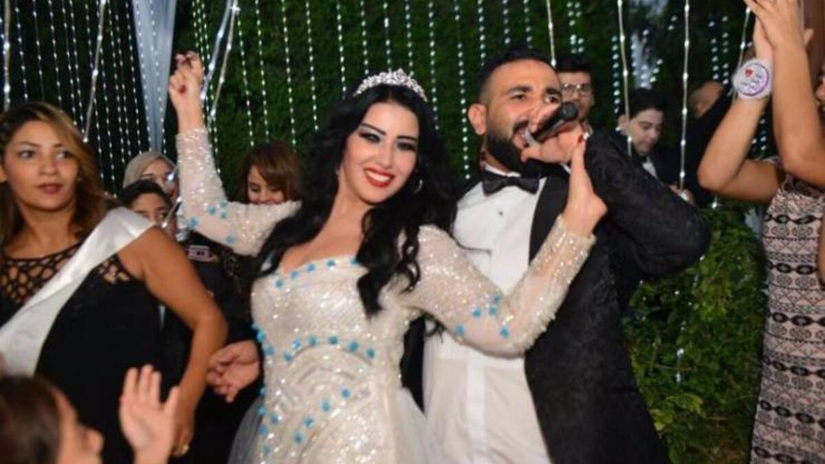 الفنانة سمية الخشاب: بعد زواج سري وعلاقة حب طويلة بين الفنان أحمد سعد والفنانة ريم البارود، صدم سعد الجمهور وزوجته السابقة البارودي بخبر زواجه بشكل مفاجئ من الفنانة سمية الخشاب.