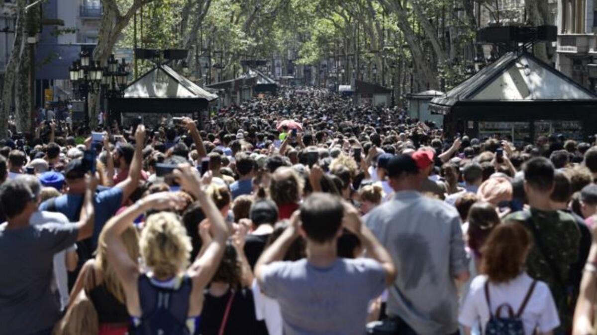 شّغل سائقو سيارات الأجرة أبواق مركباتهم السبت 19 أغسطس/ آب لدى مرورهم عند موقع هجوم لاس رامبلاس في برشلونة