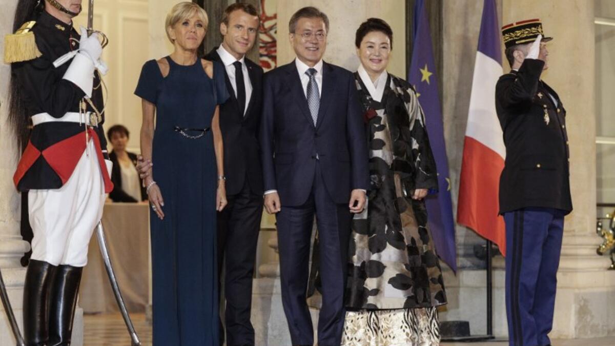 French President Emmanuel Macron (2ndL), his wife Brigitte Macron (L), South Korean President Moon Jae-in (2nd R) and his wife Kim Jung-sook (R) pose before a state dinner. (Geoffroy VAN DER HASSELT / AFP)