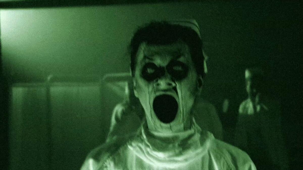 Grave Encounters : برنامج تلفزيون الواقع الذي يحاول أفراده استكشاف مستشفى أمراض عقلية مهجور ومسكون في الأشباح