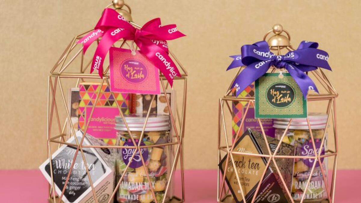 بمناسبة اقتراب حلول شهر رمضان الكريم، أعلنت عدد من العلامات التجارية والمتاجر عن مجموعة من الهدايا والتذكارات المستوحاة من الشهر الفضيل، كسلال الحلويات وسلال الفانوس مليئة بمجموعة متنوعة من الحلوى والتمر