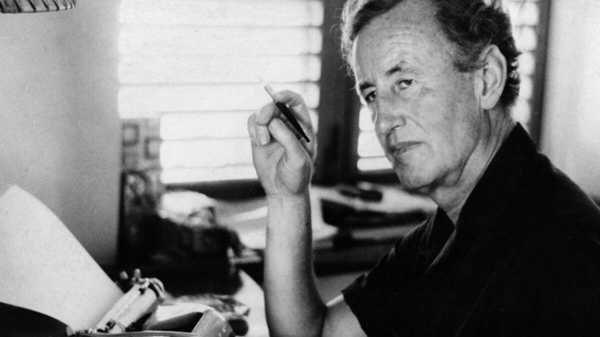 بسبب عمل مؤلف القصص فعليا في جهاز المخابرات البريطانية في فترة من حياته جعله يعشق العمل المخابراتي ما حدا به إلى كتابة رواية مليئة بـ "الاكشن" لبطل بريطاني اطلق عليه اسم (جيمس بوند) ويبدو أن القصة قد راقت الملايين.