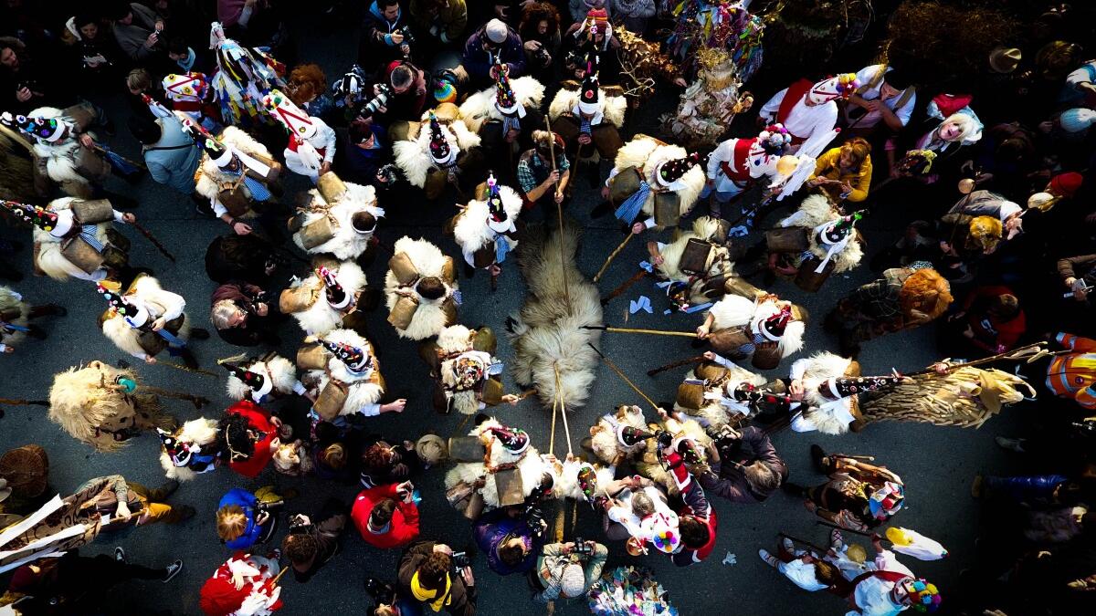 الجائزة الثالثة عن فئة الناس صورة بعنوان "La Vijanera" " فيجانيرا " وهي قرية في إيطاليا، التقطت من قبل فيلينجموفي