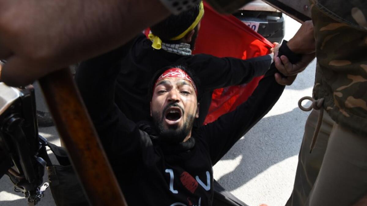 Indian police detain a Kashmiri Shiite Muslim as devotees defied restrictions imposed on a Muharram procession in Srinagar on September 19, 2018. Tauseef MUSTAFA / AFP